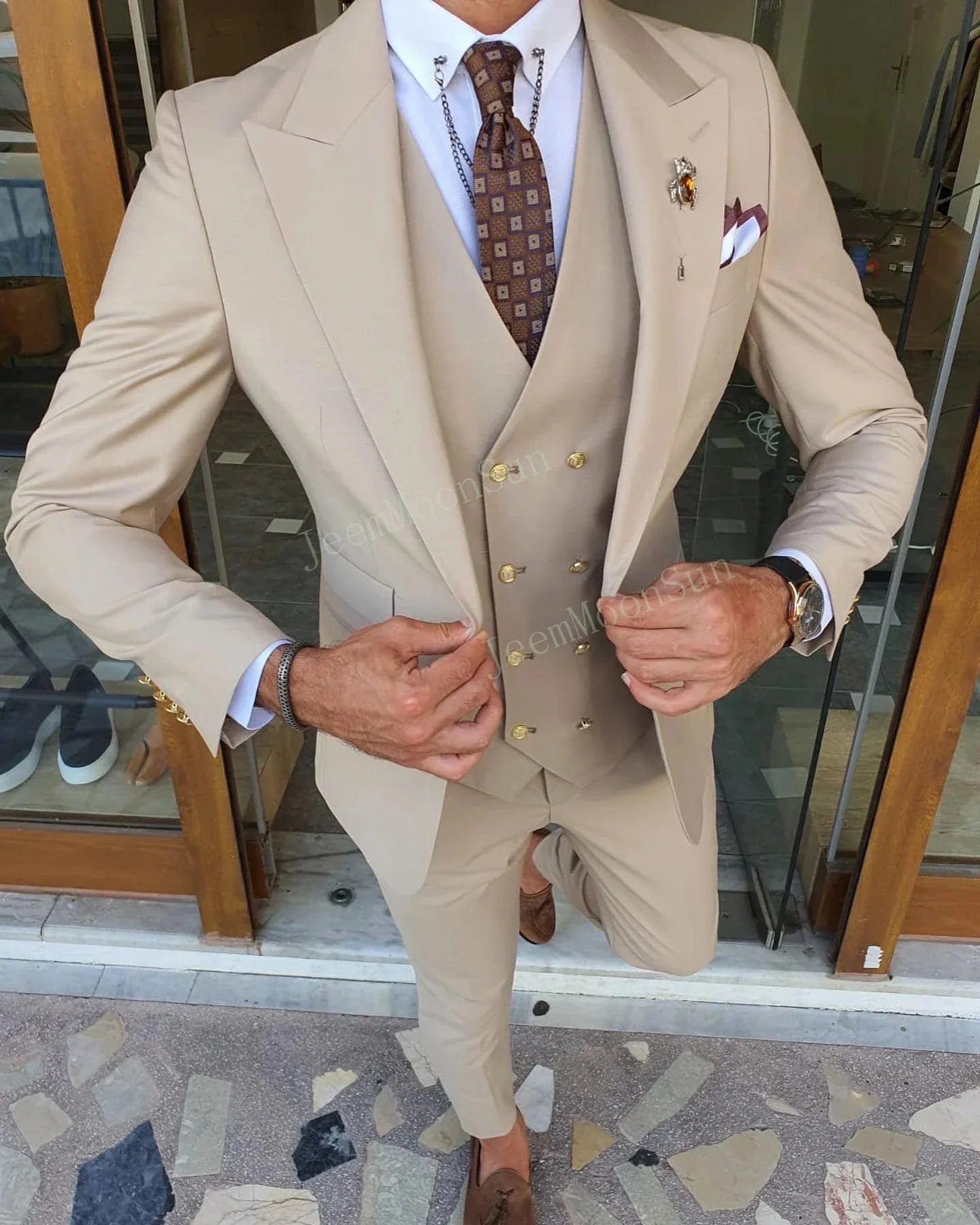 Showlu Fashion Store men's white 3-piece slim fit suit with peak lapel, ideal for weddings and formal occasions.
