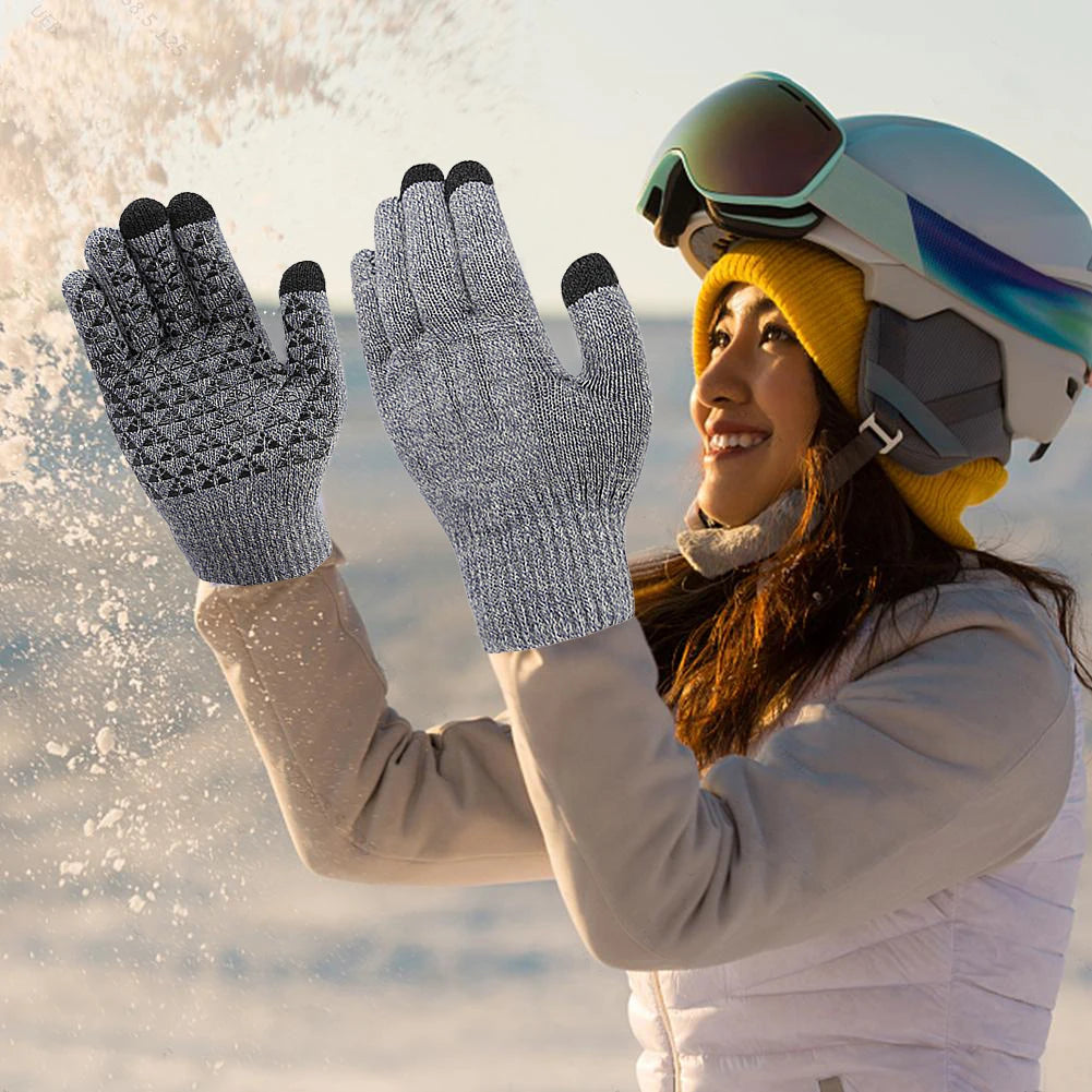 Showlu Smart General USB heated winter gloves with touchscreen compatibility and thermal insulation for cycling in cold weather.
