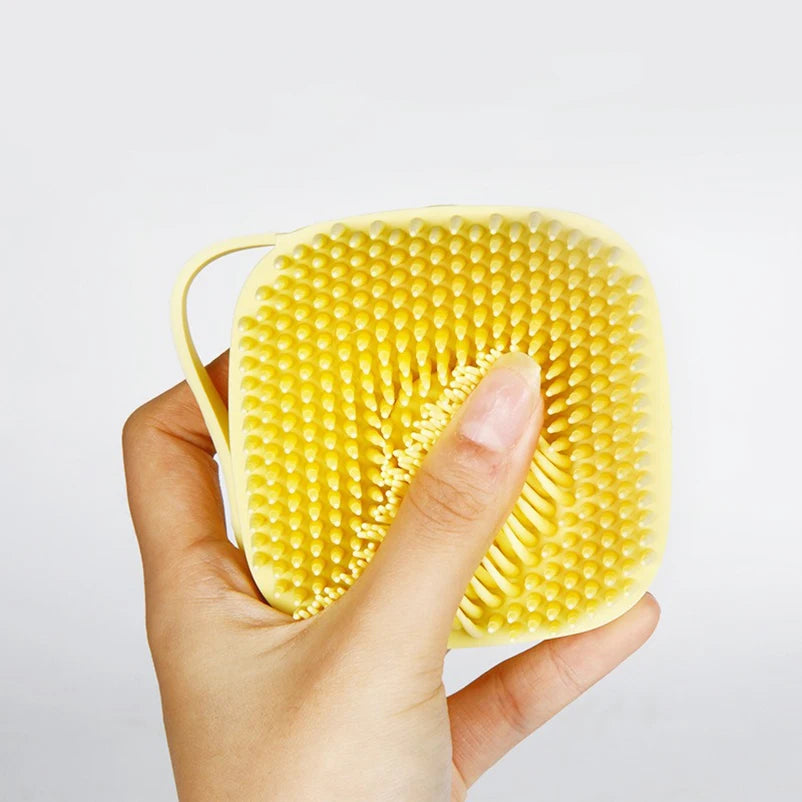Showlu Smart General pet bath massage brush with soft bristles for gentle grooming and bathing of dogs and cats.