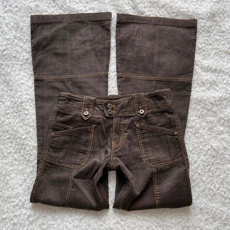 Y2K brown flared jeans for women, goth retro style with multiple pockets, low rise denim trousers, slim fit, Harajuku-inspired fashion