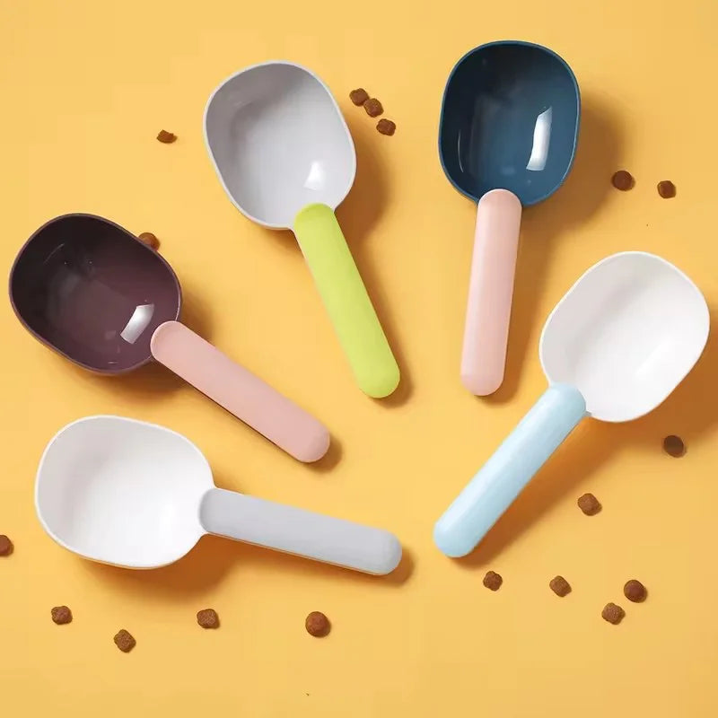 Showlu Smart General pet food scoop clip showing a durable plastic scoop with a secure clip for easy storage and dispensing.