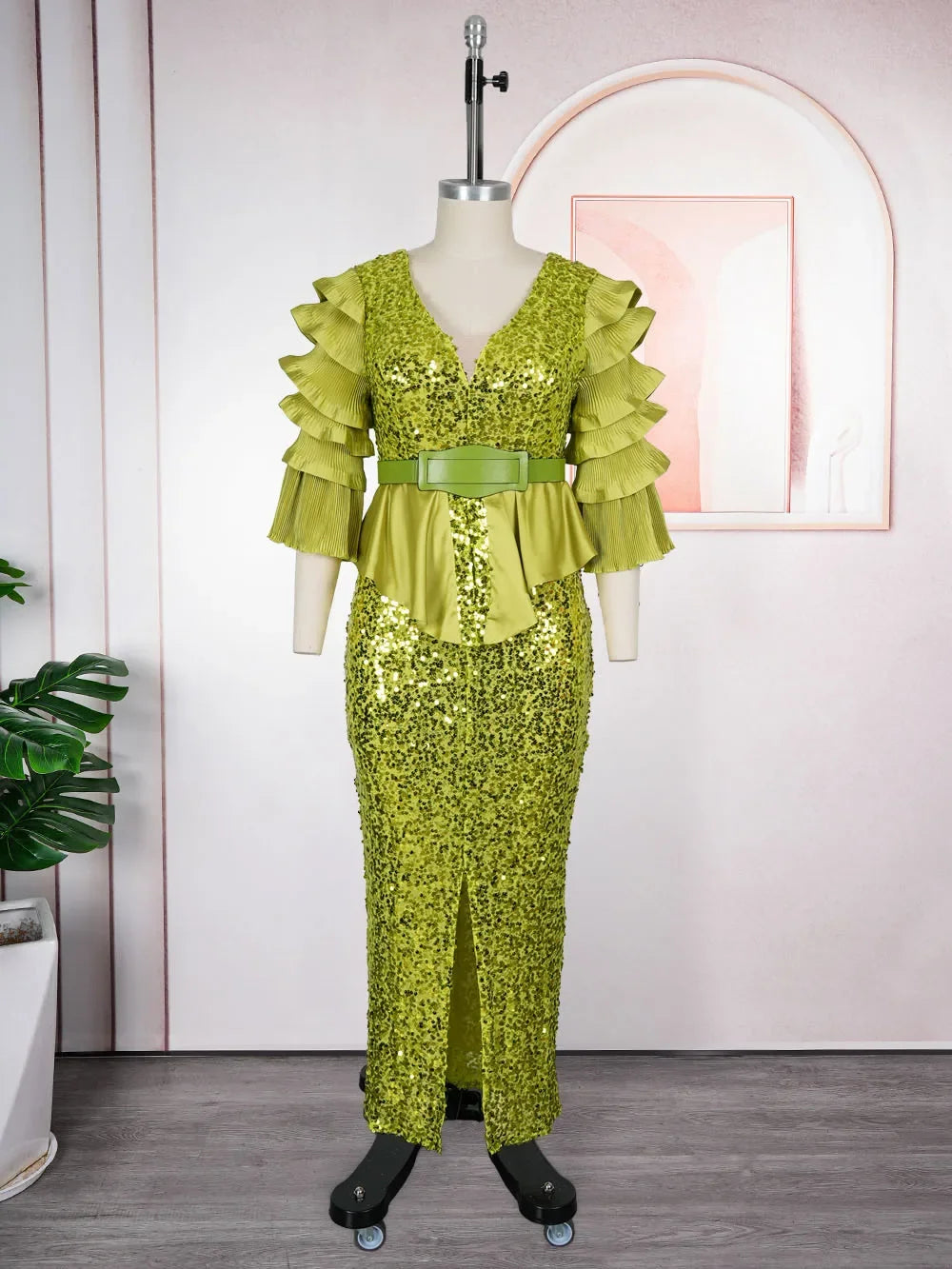 Elegant plus size dashiki sequin African party dress featuring a bodycon fit with vibrant patterns and shimmering embellishments.