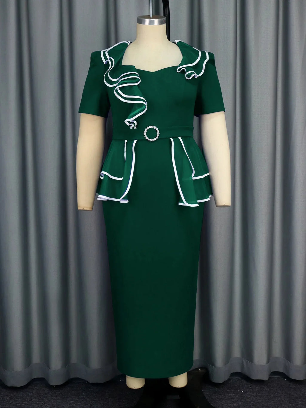 African summer dress for women by Showlu Fashion, short sleeve, V-neck, slim fit, suitable for office or party occasions.