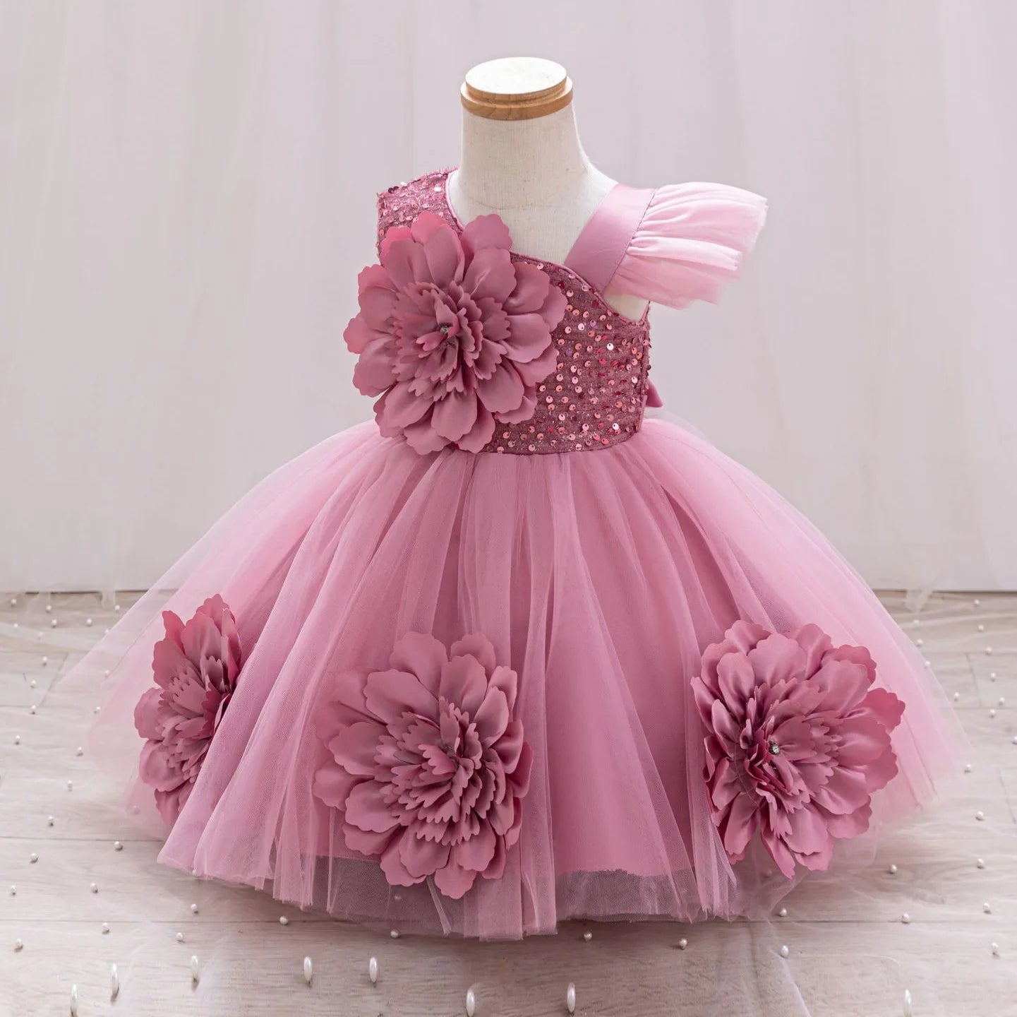 Red single-shoulder sparkling baby girl birthday dress with flying sleeves, suitable for toddlers aged 0-6, by Showlu Fashion.