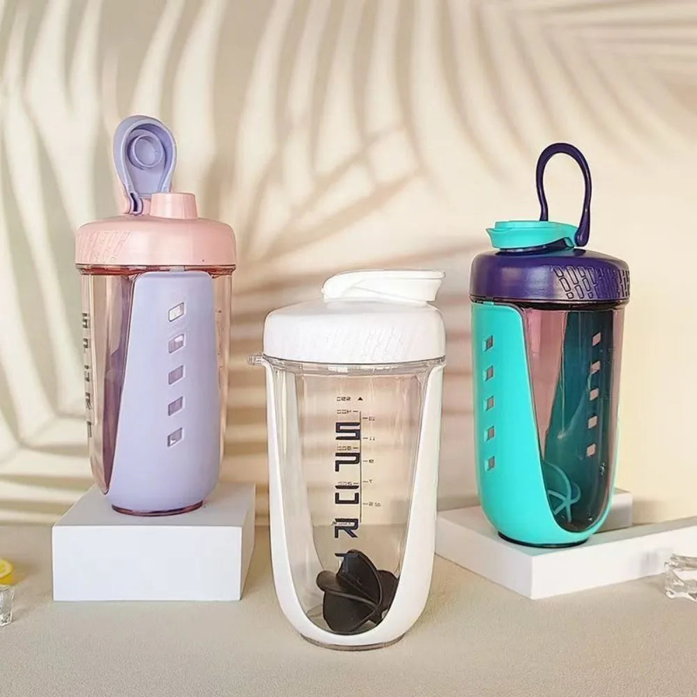 Leakproof Showlu 20oz BPA-free Tritan plastic protein shaker bottle for mixing drinks securely and easily.
