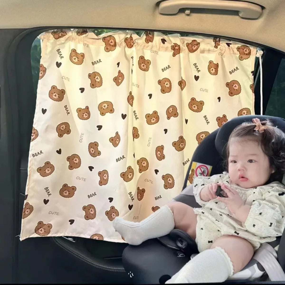 Showlu Smart General baby car window shade installed on vehicle window, providing sun protection for infants and young children.