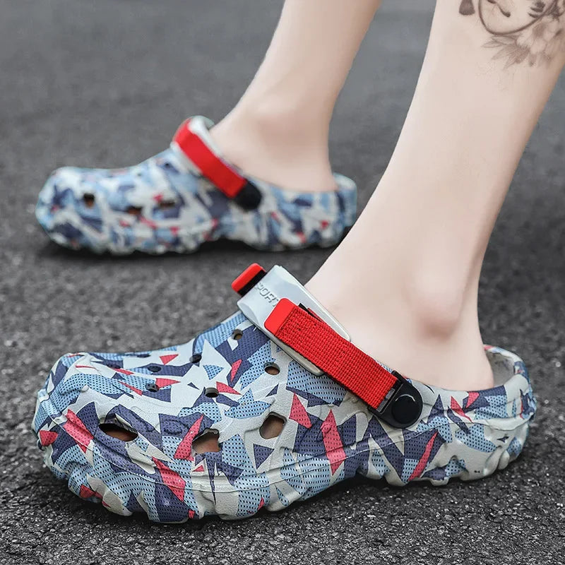 Men's camouflage garden clogs and slippers with flat design, outdoor sandals, and casual slip-on style for home or outdoor wear.