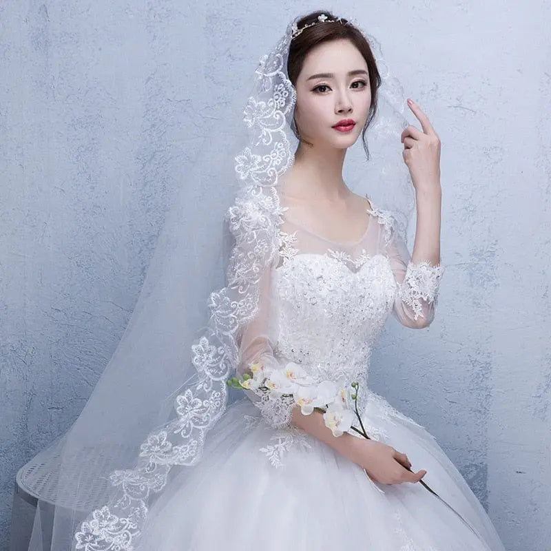 Showlu two-layer shoulder-length white tulle wedding veil with comb, bridal accessory for marriage and wedding ceremonies.