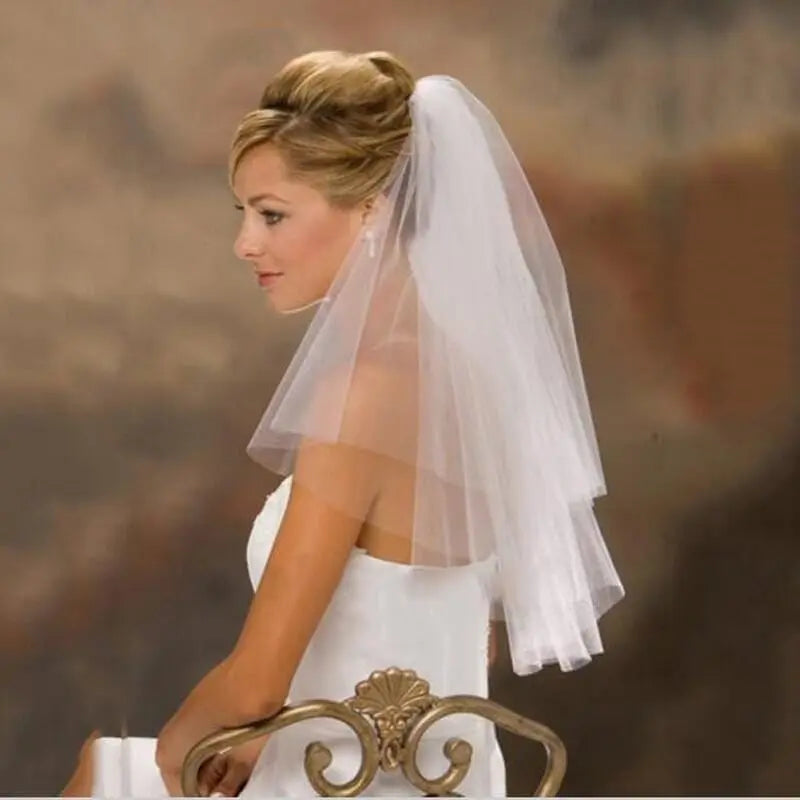 Showlu two-layer white tulle wedding veil with comb, shoulder-length, simple and elegant bridal accessory for marriage and wedding.