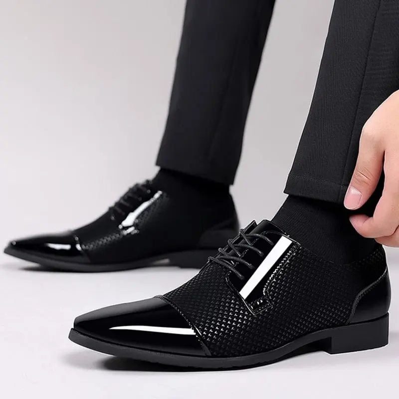 Black patent leather men's Oxford dress shoes with lace-up design, formal style, ideal for weddings and parties.