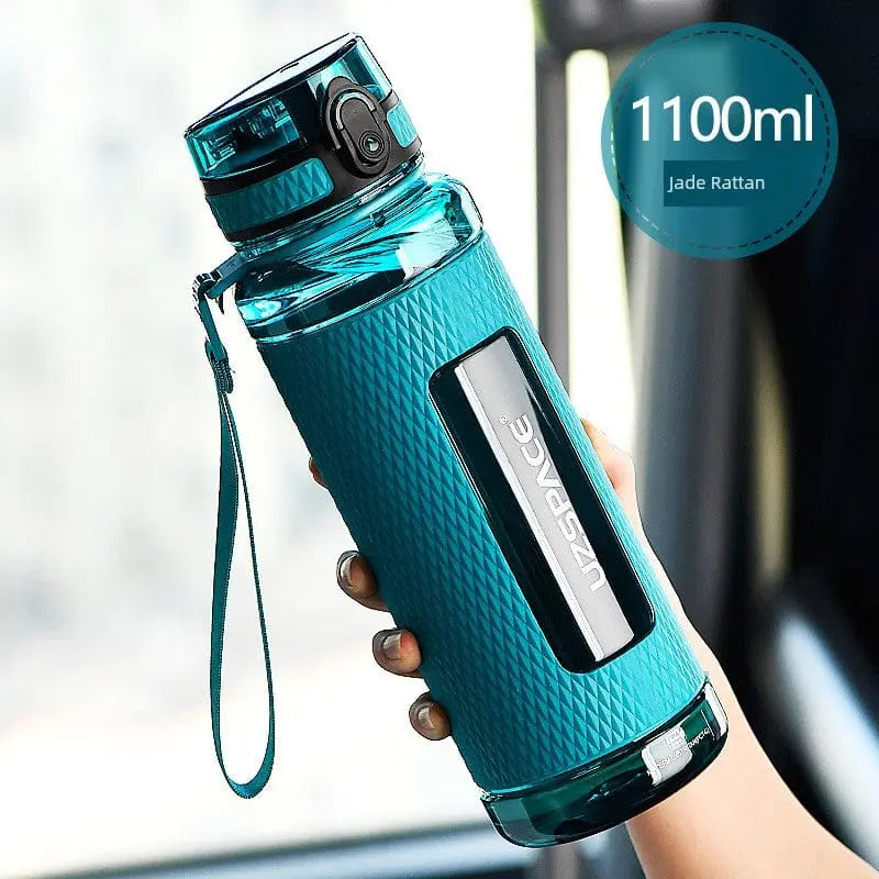 Large capacity Showlu Fashion sports water bottle made of Tritan plastic, leakproof, high-temperature resistant, suitable for fitness and summer use.