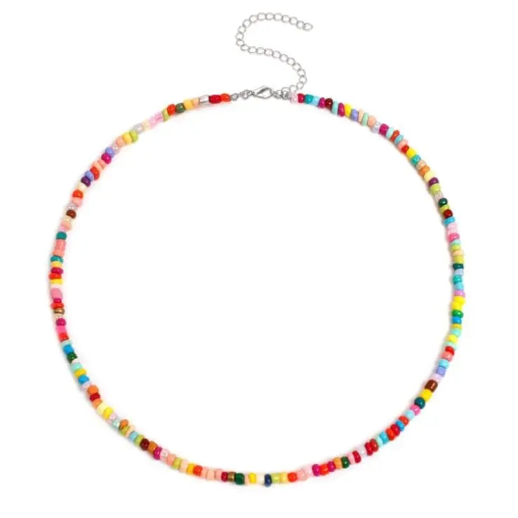 Vintage-style 6mm pearl choker necklace with shell pendant for women, featuring simple elegant design and fashionable jewelry craftsmanship.