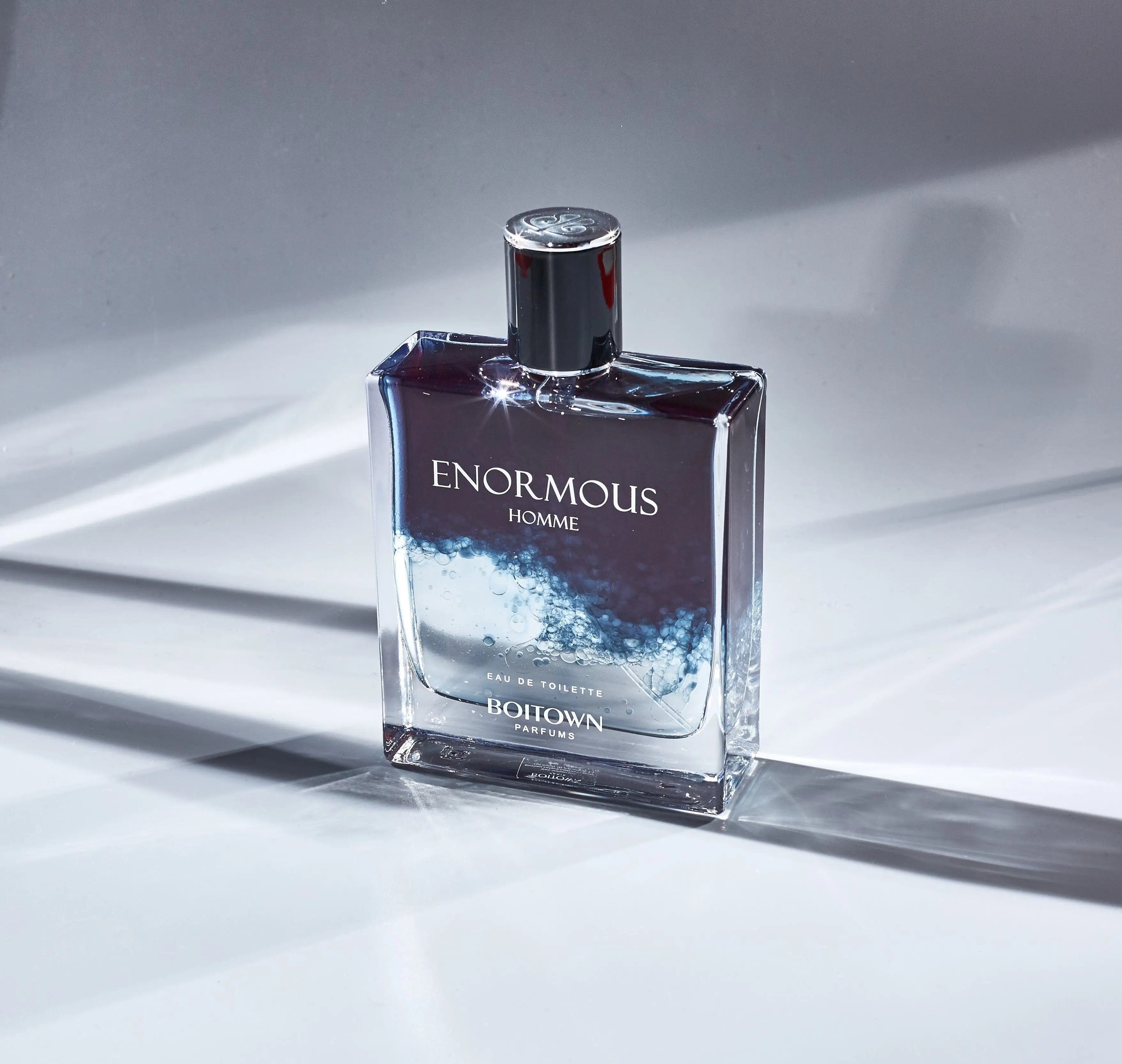 Showlu luxury men's perfume in a 100ml bottle, featuring a sleek design and long-lasting fragrance for men.