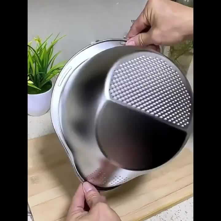 SHOWLU FASHION stainless steel kitchen colander with multiple drainage holes, perfect for rinsing fruits, vegetables, and pasta.