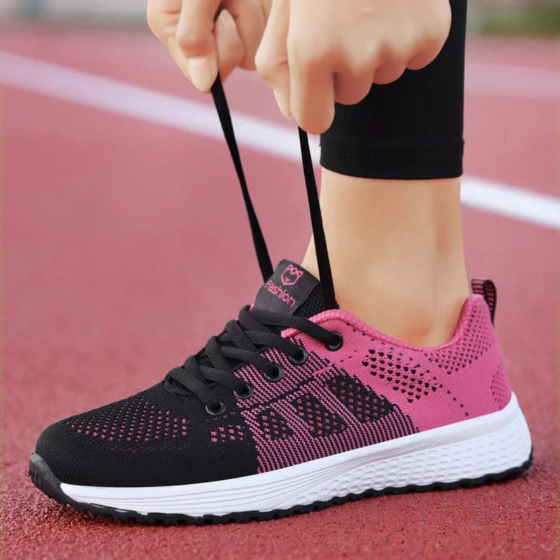 White low-top sports shoes with tiger embroidery by Showlu, featuring stylish design and comfortable athletic footwear.