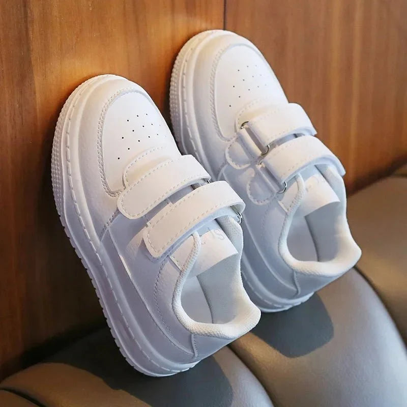 Showlu Fashion Kids white sneakers with breathable design and non-slip soft soles, suitable for boys and girls' sporty outdoor activities.