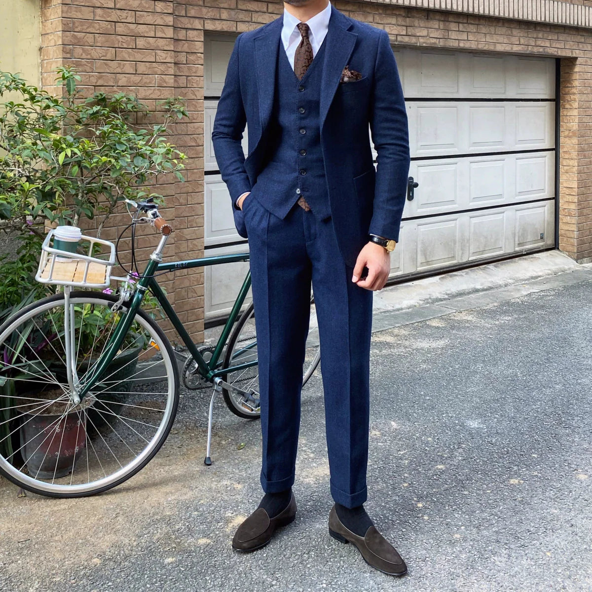 Showlu Men's grey herringbone wool blend slim fit suit with classic pattern, ideal for autumn and winter occasions.