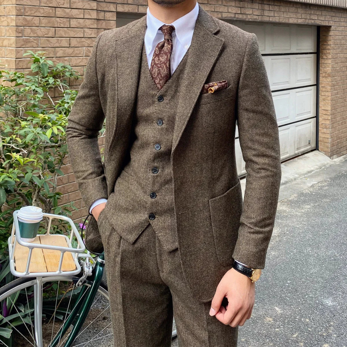 Showlu Men's grey herringbone wool blend slim fit suit with a classic retro pattern, suitable for autumn and winter occasions.