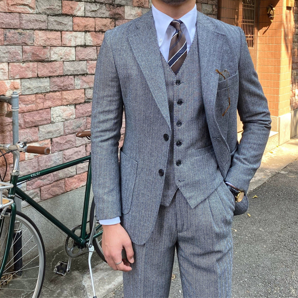 Showlu Men's grey herringbone wool blend slim fit suit for winter, featuring classic retro pattern and tailored design.