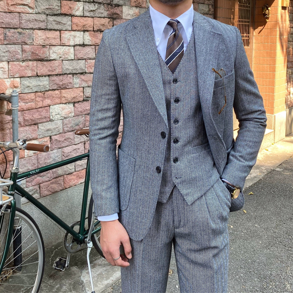 Showlu Men's grey herringbone wool blend slim fit suit for winter, featuring classic retro pattern and tailored design.
