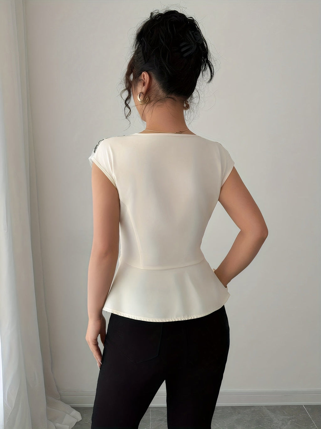SHOWLU Women's floral sleeveless square neck blouse, elegant summer top with a feminine floral pattern and sleeveless design.