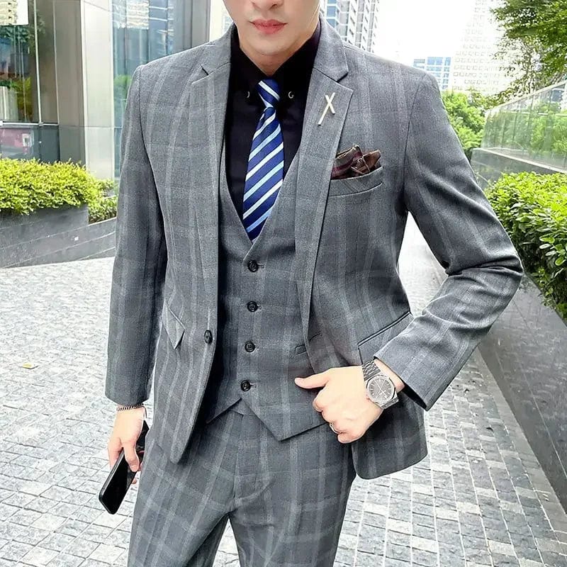 Showlu Fashion men's 3-piece slim fit business suit with blazer, vest, and trousers, elegant formal and casual menswear ensemble.