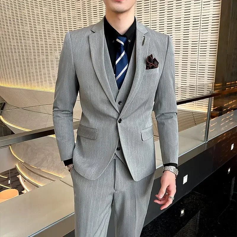 Men's slim fit business suit by Showlu Fashion, featuring blazer, vest, and trousers in a stylish formal and casual design.