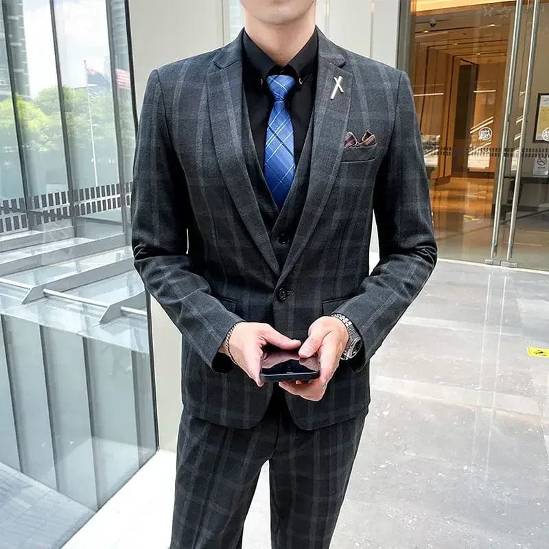 Men's 3-piece slim fit business suit by Showlu Fashion, featuring blazer, vest, and trousers in elegant formal style.