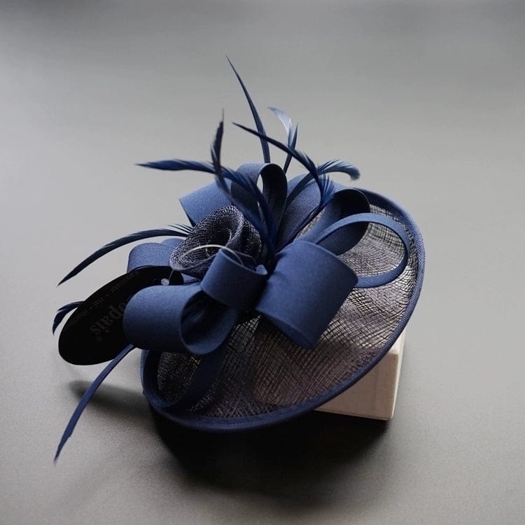 Showlu British retro mesh feather dinner dress paired with an elegant party hair clip, suitable for formal events and catwalks.