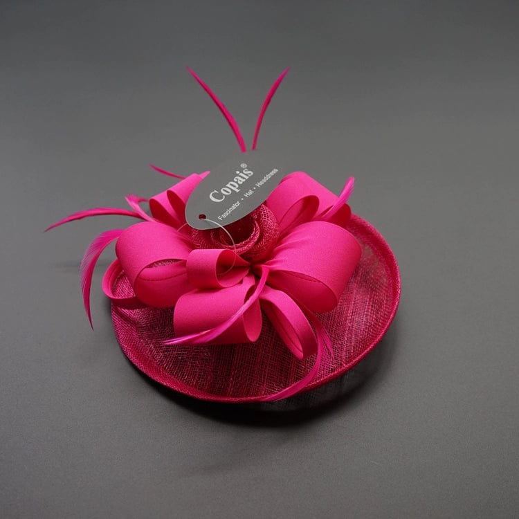 Showlu British retro mesh feather dinner dress paired with an elegant party hair clip, suitable for stylish evening occasions.