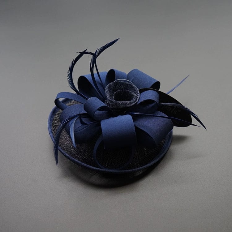 Showlu British retro mesh feather dinner dress paired with an elegant party hair clip, showcased on a catwalk runway.