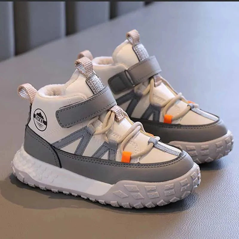 Children's winter sneakers by EACHIN featuring warm plush lining, casual design for boys and girls, suitable for autumn and winter.