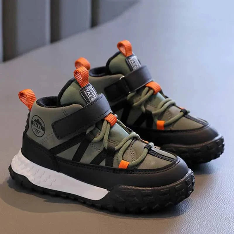 Children's winter sneakers by EACHIN, warm plush-lined boys and girls shoes, casual sports style with cozy interior.