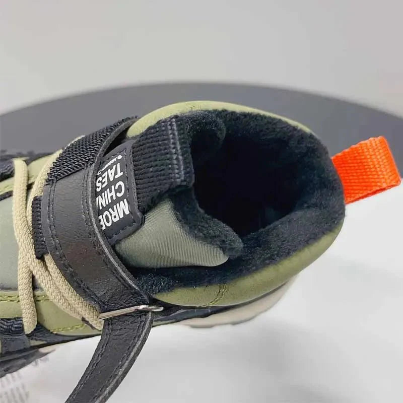Children's winter sneakers by EACHIN, warm plush-lined casual shoes for boys and girls, suitable for autumn and winter wear.