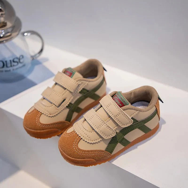 Unisex Shijunyi kids running shoes with breathable mesh upper, soft sole, non-slip grip, ideal for school and active play.
