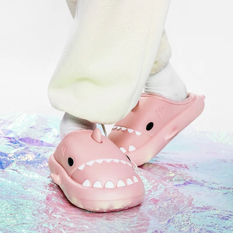 Comwarm Shark plush slippers for women and men, waterproof, non-slip cotton shoes, warm and cozy for autumn and winter indoor and outdoor wear.