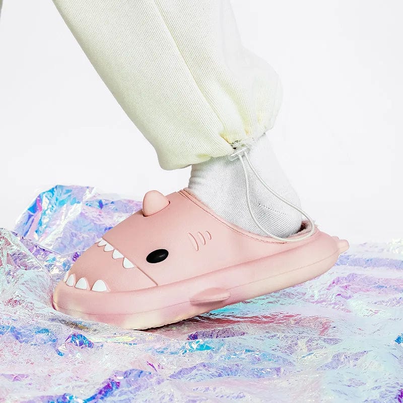 Comwarm Shark plush slippers for women and men, waterproof, non-slip cotton shoes, cozy for autumn and winter indoors or outdoors.