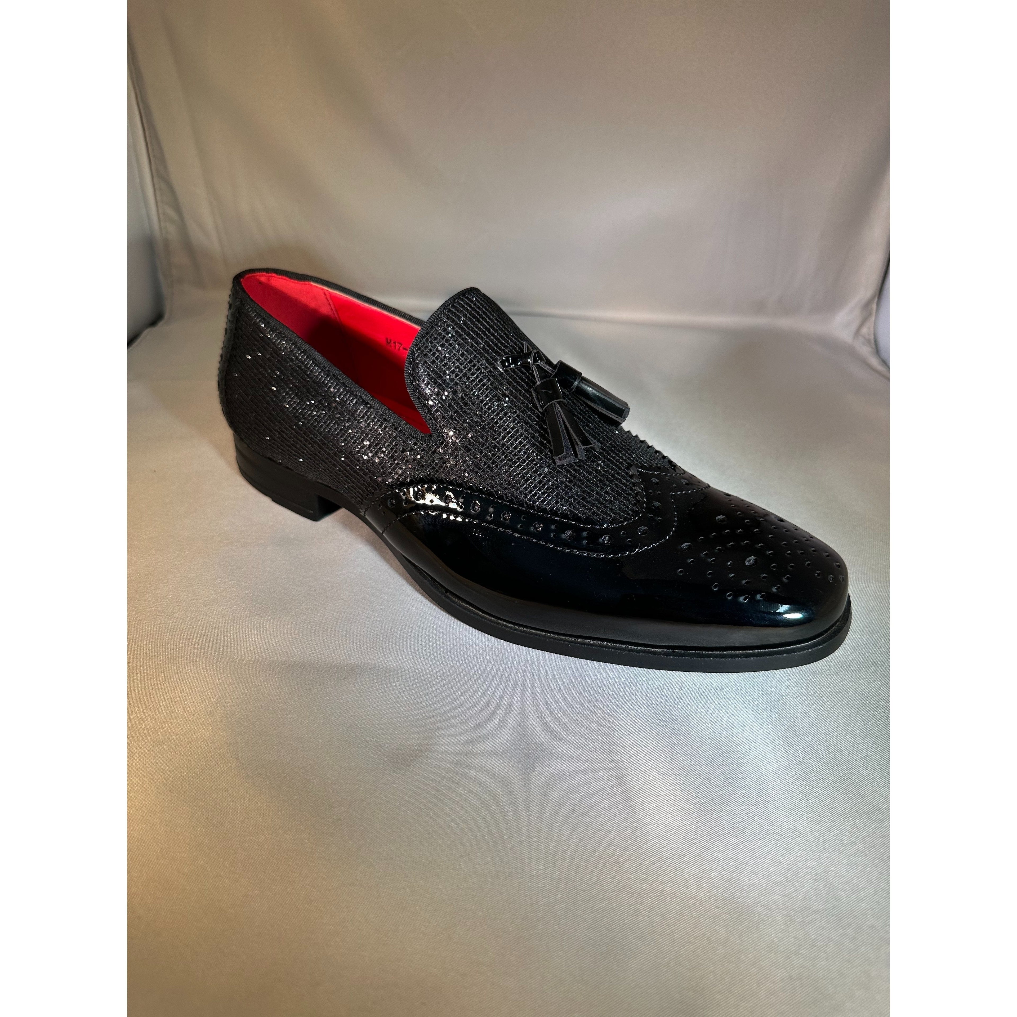 Showlu Fashion men's slip-on formal shoes made of solid PU leather, suitable for business and dress occasions.