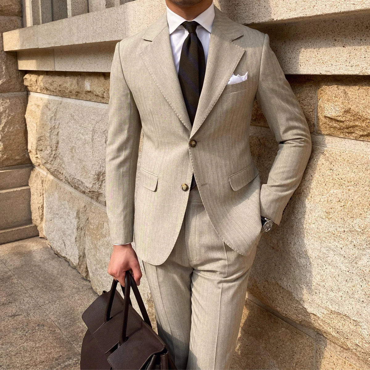 Deer Sanxian slim fit striped British style business suit with two buttons, dark pattern, and classic Neapolitan gun collar for men.