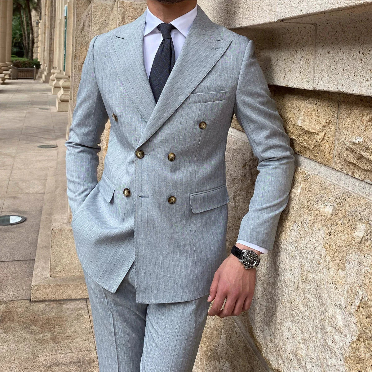 Deer Sanxian slim fit striped British style business suit with two buttons, dark pattern, and Neapolitan gun collar for men.