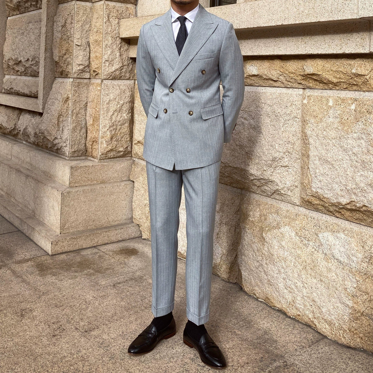 Deer Sanxian slim fit striped British style business suit with two buttons, dark pattern, and Neapolitan gun collar for men.