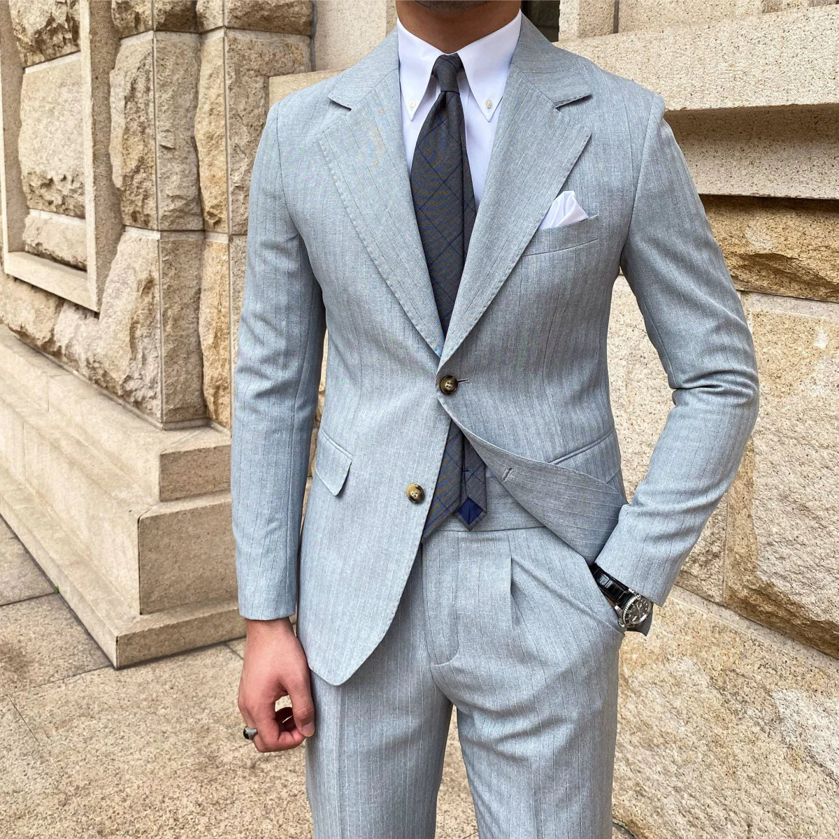 Deer Sanxian slim fit striped British style business suit with two buttons, dark pattern, Neapolitan collar, tailored for men.