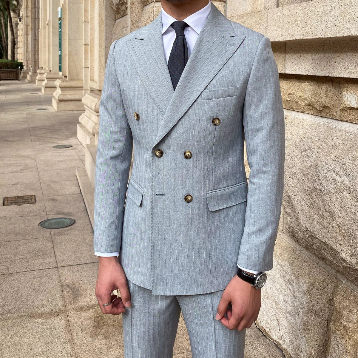 Deer Sanxian slim fit striped British style business suit with two-button design, dark pattern, and classic Neapolitan gun collar for men.