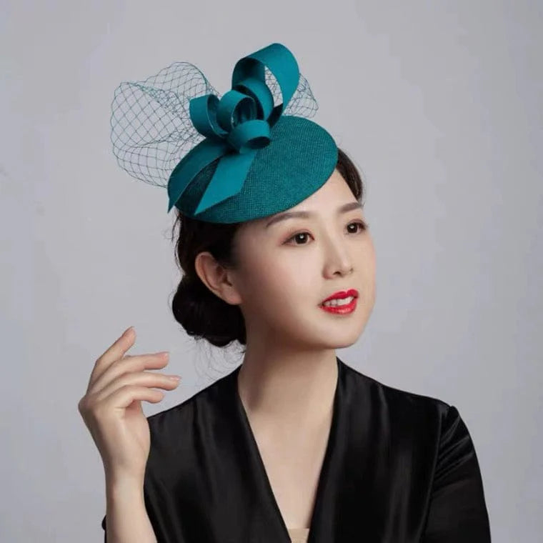 Vintage Showlu wedding party top hat, elegant accessory for photo studio shoots, perfect for wedding and dinner-party occasions.