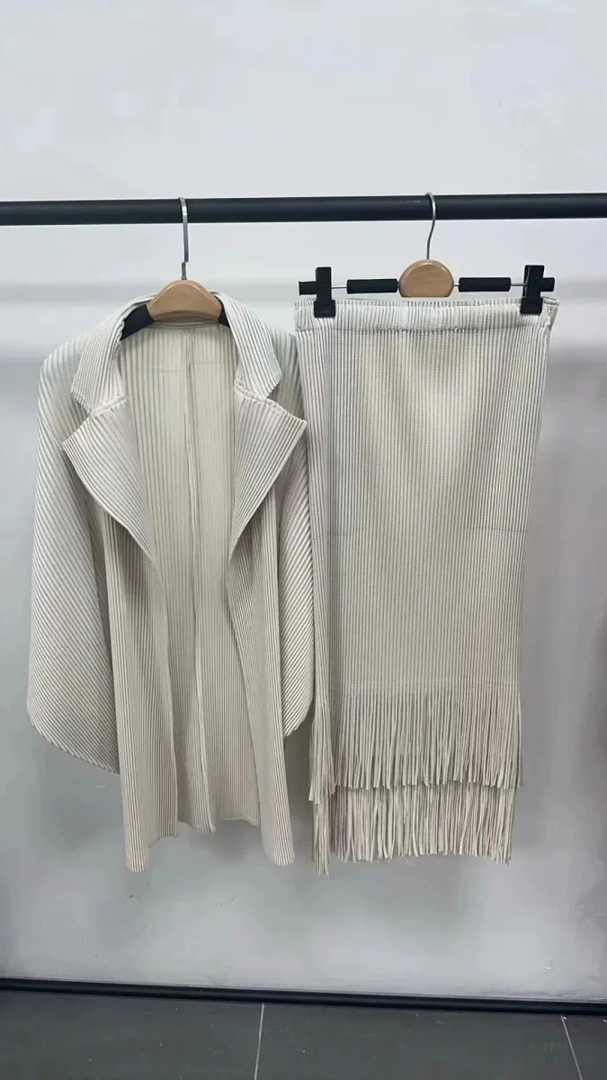 EGRM Women's pleated two-piece set with V-neck batwing sleeves and A-line skirt, casual autumn designer fashion.