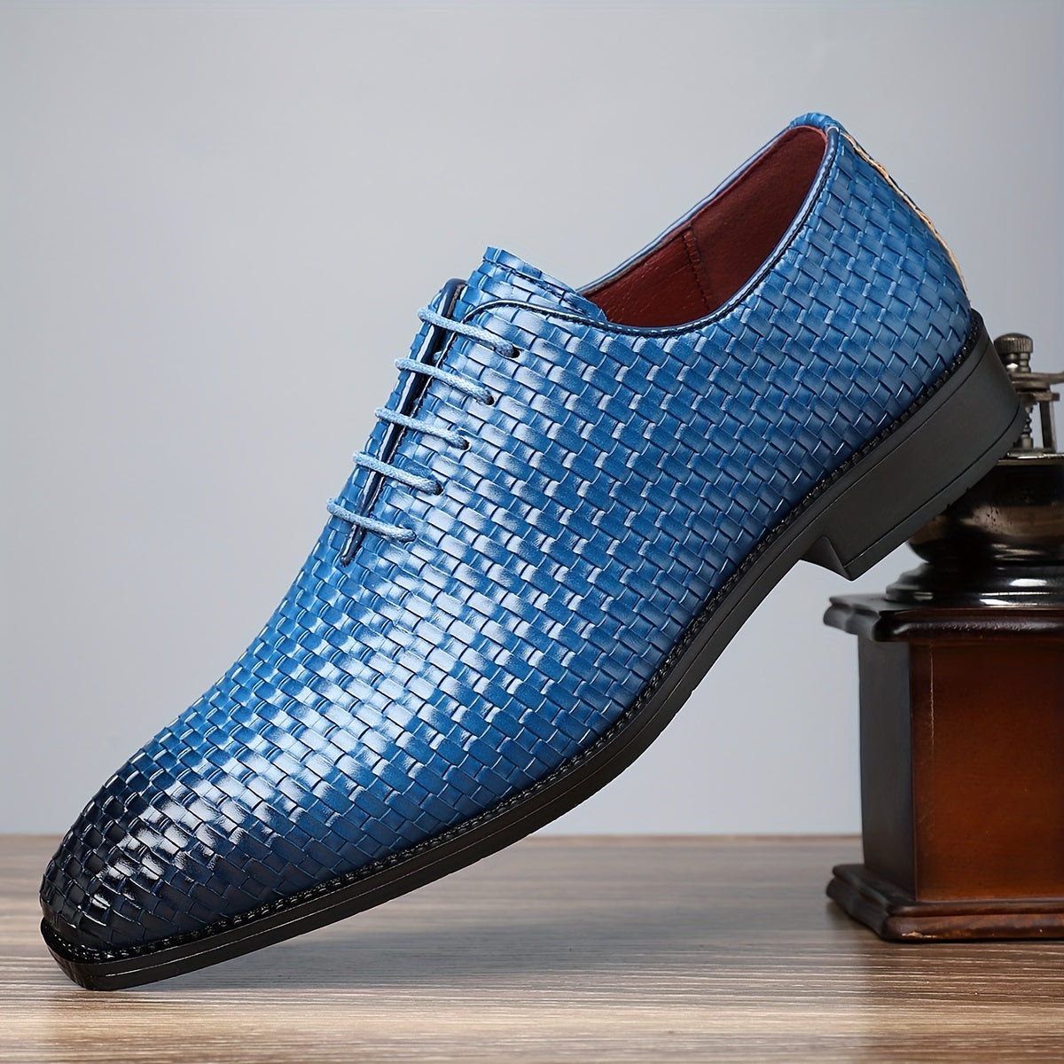 SHOWLU Men's Whole-Cut Oxford Shoes with non-slip rubber soles, formal footwear featuring sleek leather design and classic style.