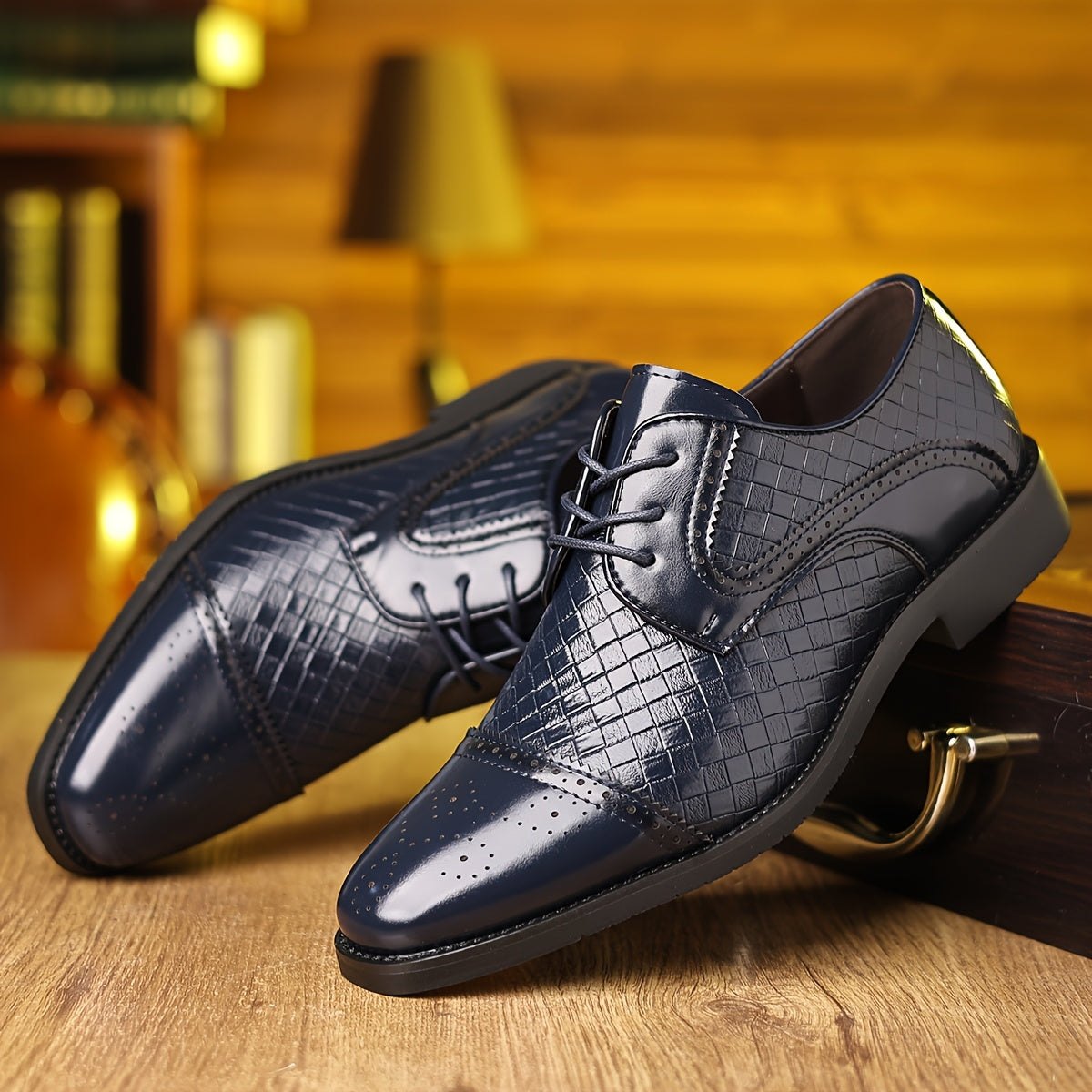 SHOWLU Men's plaid formal shoes with pointed toe, lace-up oxford design, stylish business footwear in black and gray plaid pattern.