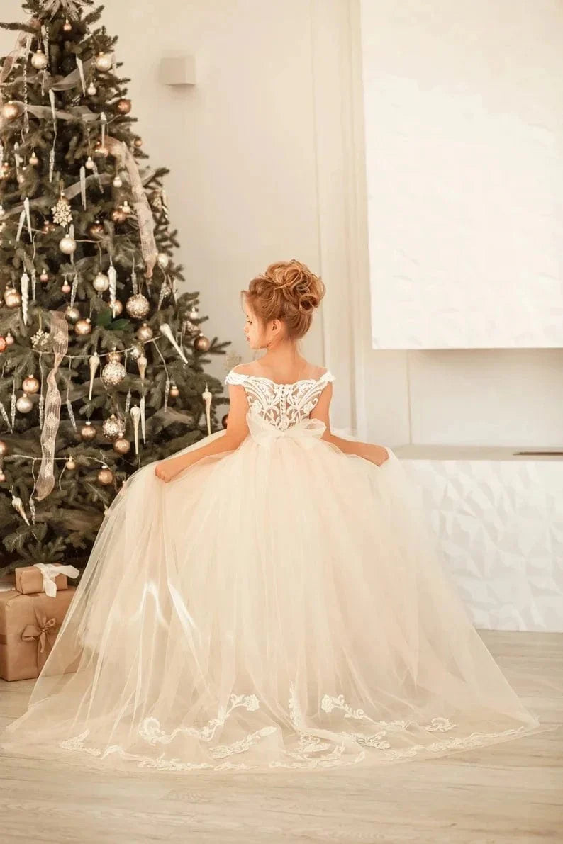Lace and tulle flower girl dress by FATAPAESE, perfect for princess wedding or party, for girls aged 2 to 14.