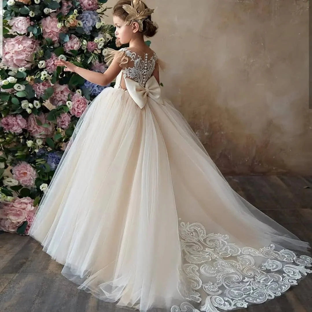 Lace and tulle flower girl dress by FATAPAESE for kids, perfect for weddings and parties, featuring a princess-style design.