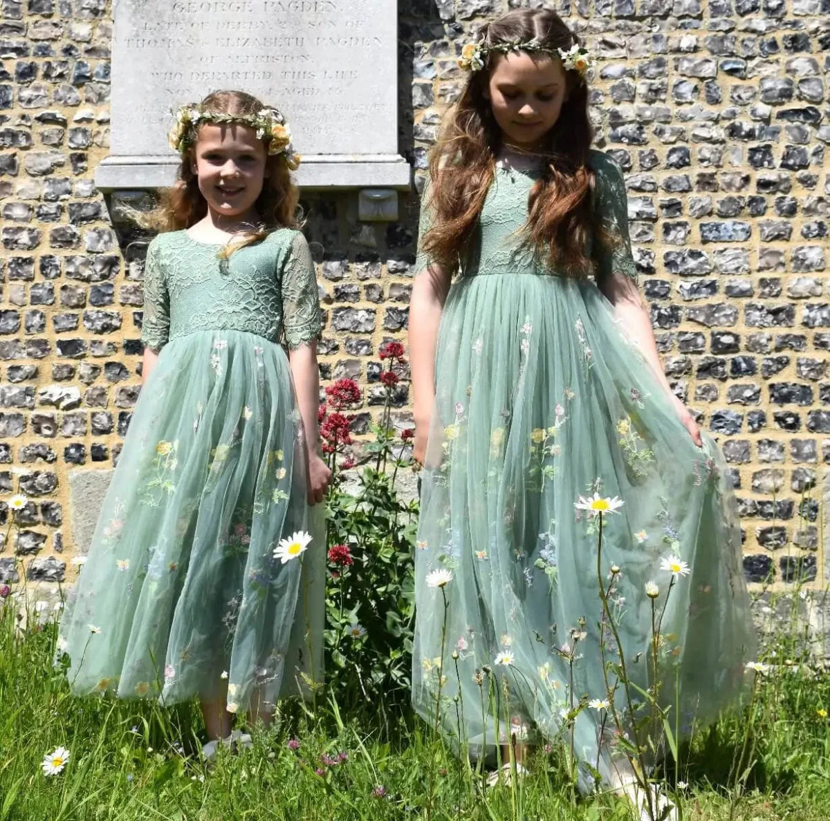Girls princess flower girl dress by FATAPAESE featuring lace and tulle, suitable for weddings or parties, in a charming ball gown style.